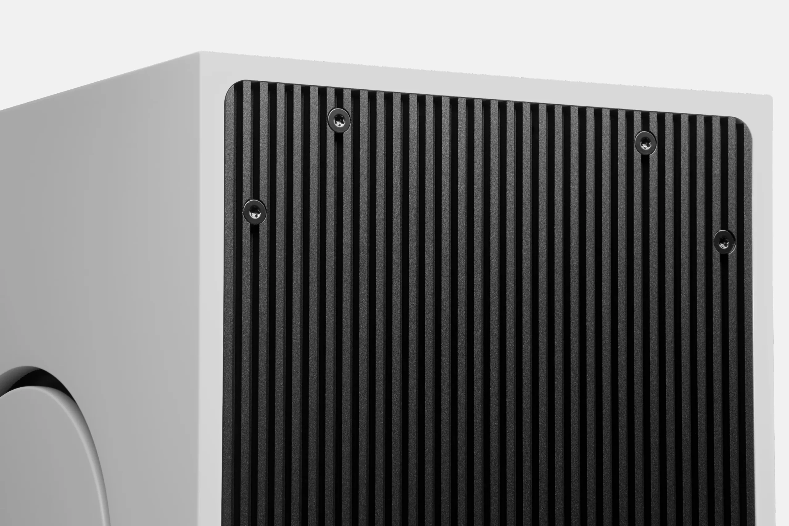 Cambridge Audio L/R M Rückseite mit Kühlrippen