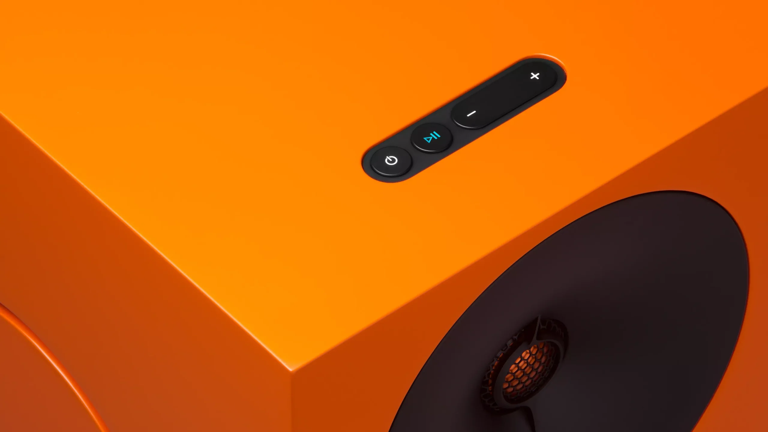 Cambridge Audio L/R M Bedienelemente auf der Oberseite